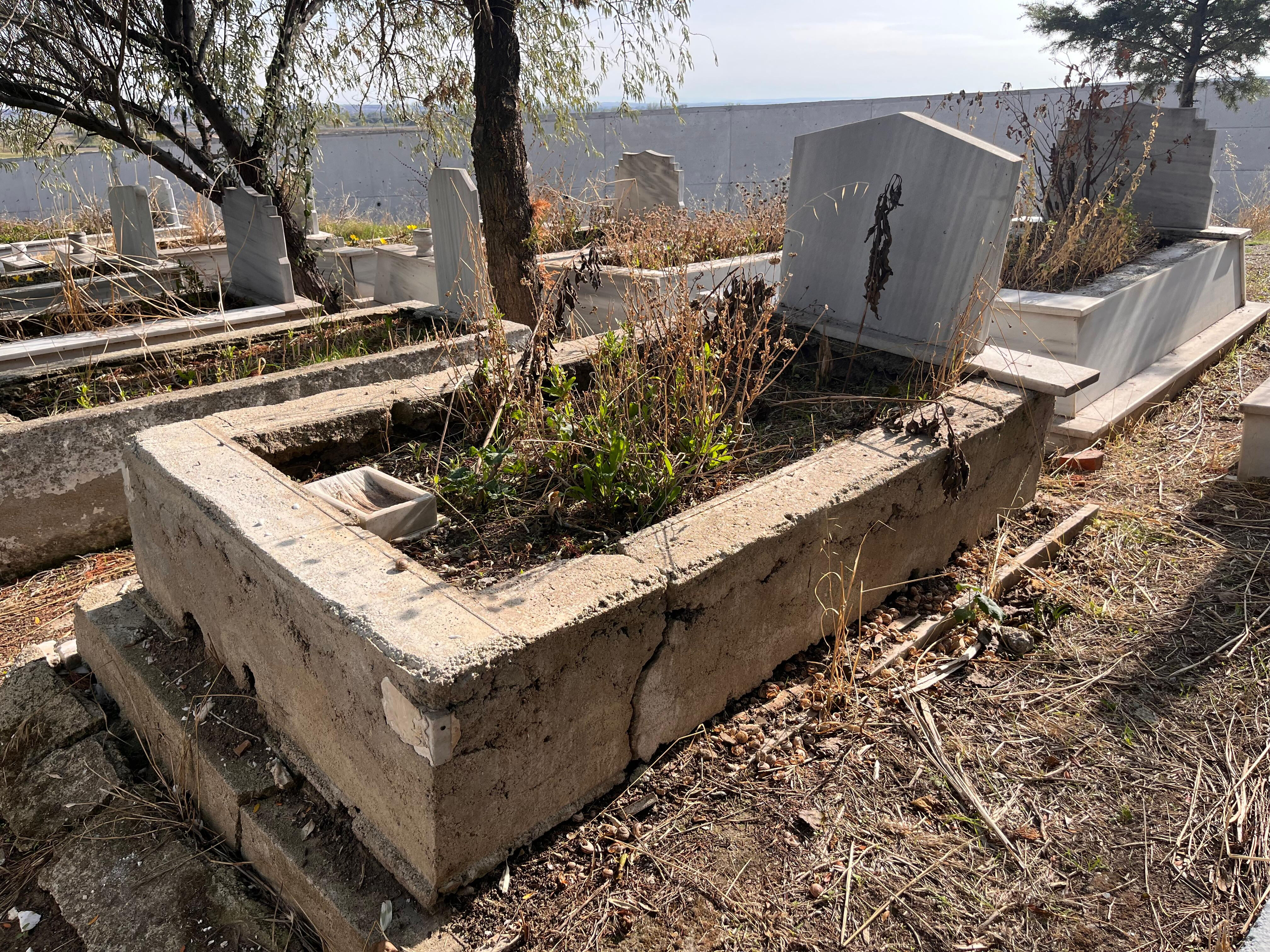 Mezarlıkta şoke eden olay! Çalıp evine götürdü, yetmedi bahçesine dikti - 1. Resim