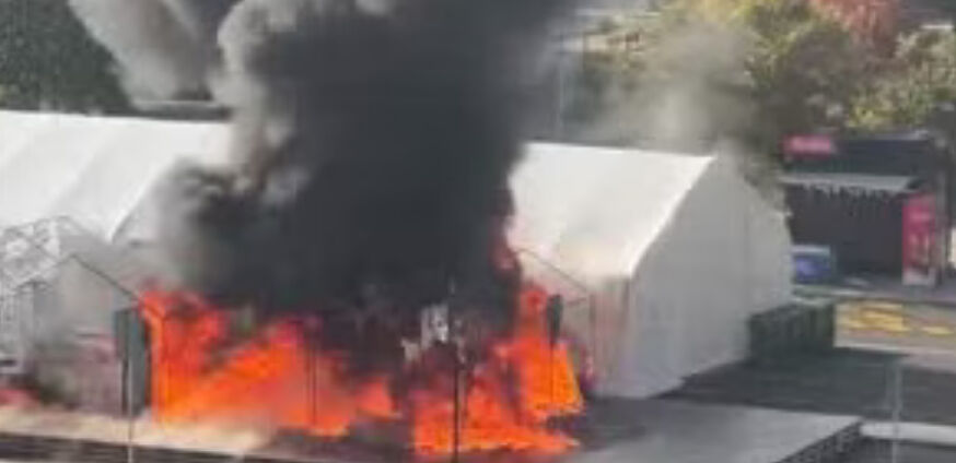 Sırbistan sokakları savaş alanına döndü! Parlamento önünde ateş açıldı - 1. Resim