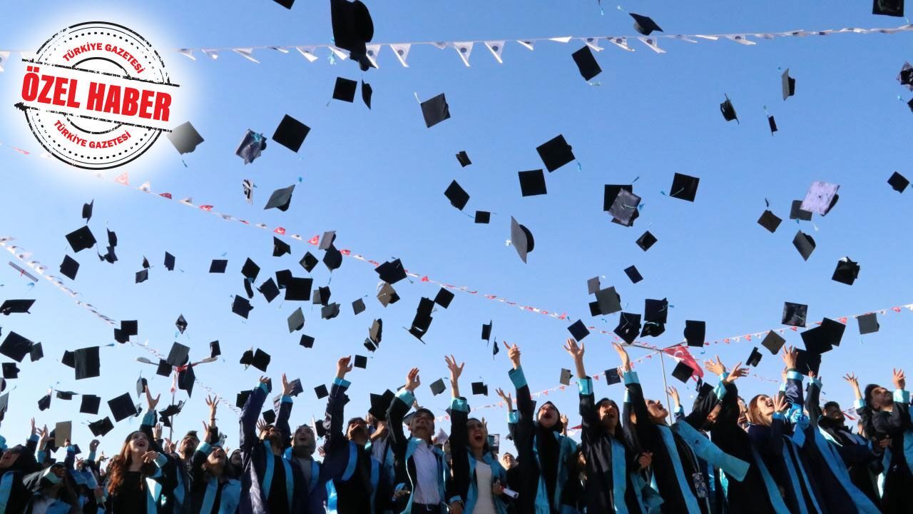 Üç yılda mezuniyet yüzleri güldürdü! Öğrenciler kısa sürede mesleğe atılmak istiyor Üç yılda mezuniyet yüzleri güldürdü! Öğrenciler kısa sürede mesleğe atılmak istiyor