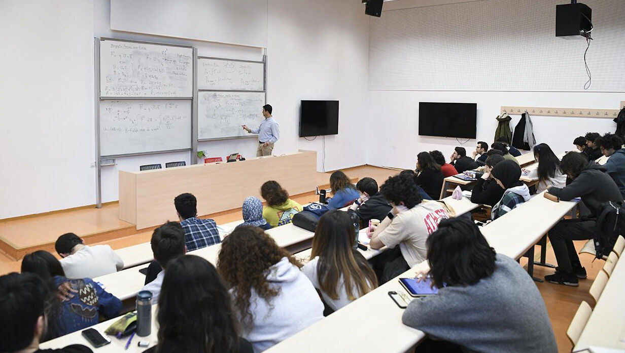 Üç yılda mezuniyet yüzleri güldürdü! Öğrenciler kısa sürede mesleğe atılmak istiyor Üç yılda mezuniyet yüzleri güldürdü! Öğrenciler kısa sürede mesleğe atılmak istiyor - 1. Resim
