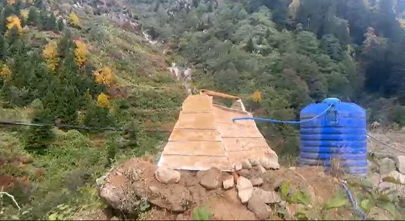 Ayder Yaylası'nda hayrete düşüren görüntü! Gören mezar sanıyor, gerçek ise bambaşka Ayder Yaylası'nda hayrete düşüren görüntü! Gören mezar sanıyor, gerçek ise bambaşka - 1. Resim