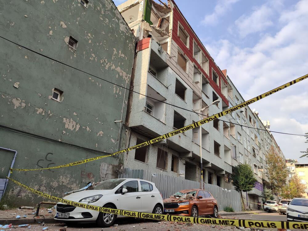 Bayrampaşa'da balkon çöktü! Araç park edenler bin pişman oldu - 2. Resim
