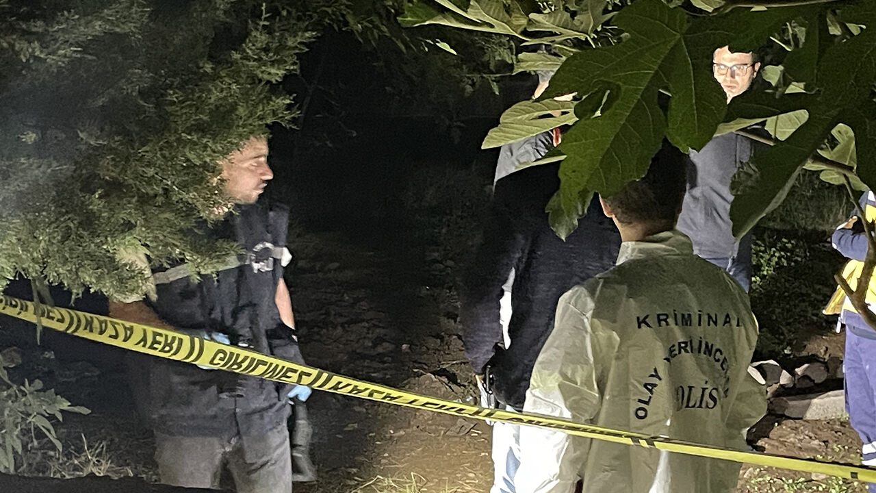 Çocukların kazdığı toprak dehşeti ortaya çıkardı! Yeni doğan bebeği caminin bahçesine gömdüler - 1. Resim