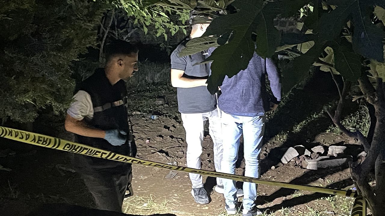 Çocukların kazdığı toprak dehşeti ortaya çıkardı! Yeni doğan bebeği caminin bahçesine gömdüler Çocukların kazdığı toprak dehşeti ortaya çıkardı! Yeni doğan bebeği caminin bahçesine gömdüler