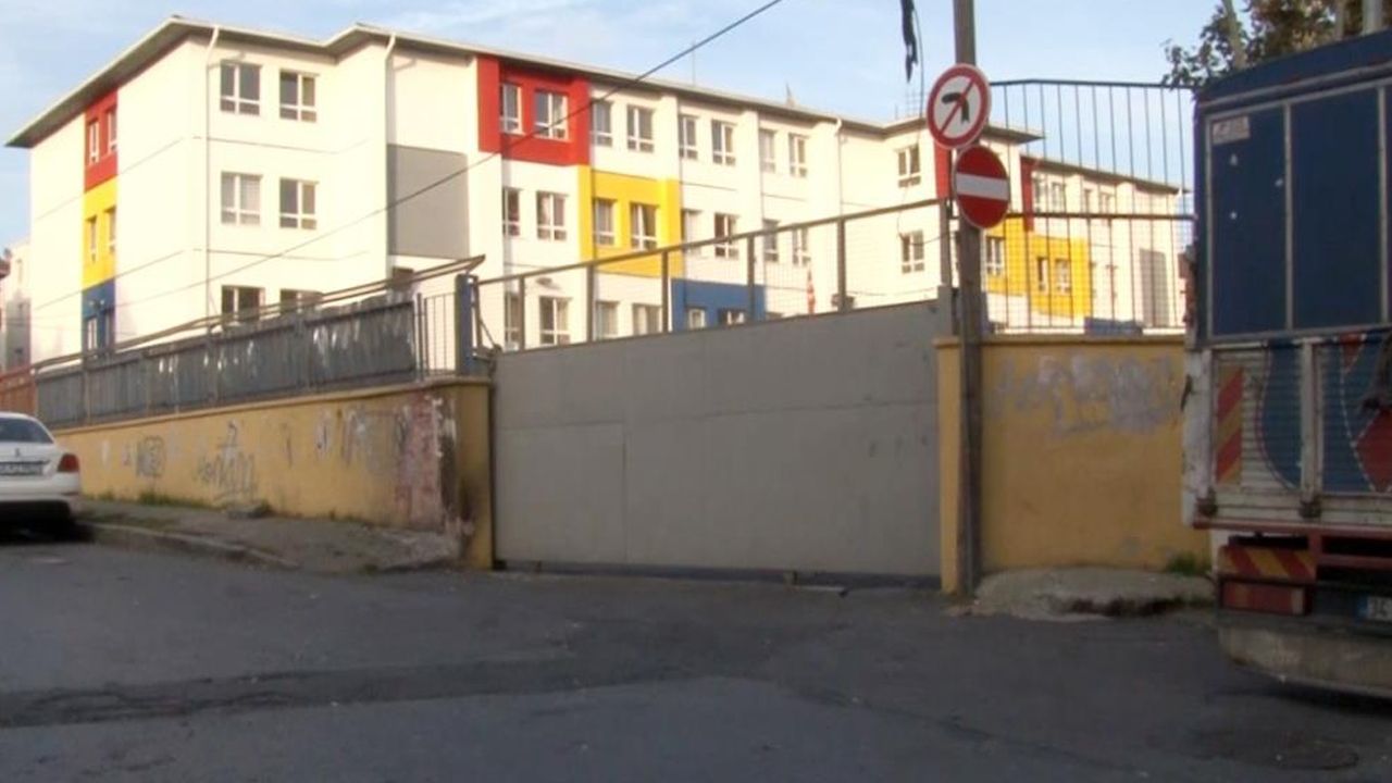  -İlkokulun kapısı öğrencilerin üstüne düştü!