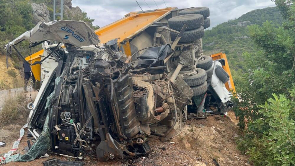Freni boşalan kum y&uuml;kl&uuml; kamyon dehşet sa&ccedil;tı: 1 &ouml;l&uuml;, 1 yaralı - 1. Resim