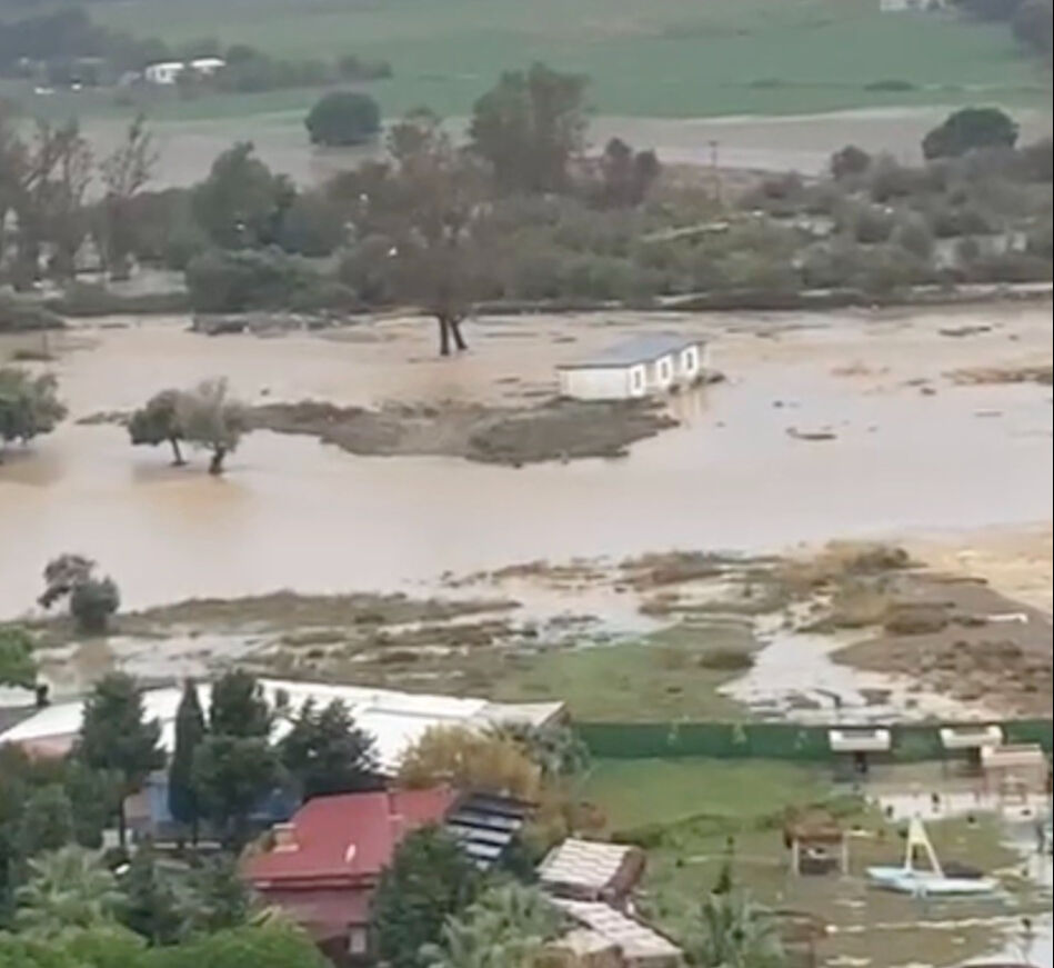 Gökçeada'yı sel bastı! Yollar kapandı: Ev ve iş yerleri sular altında kaldı - 1. Resim
