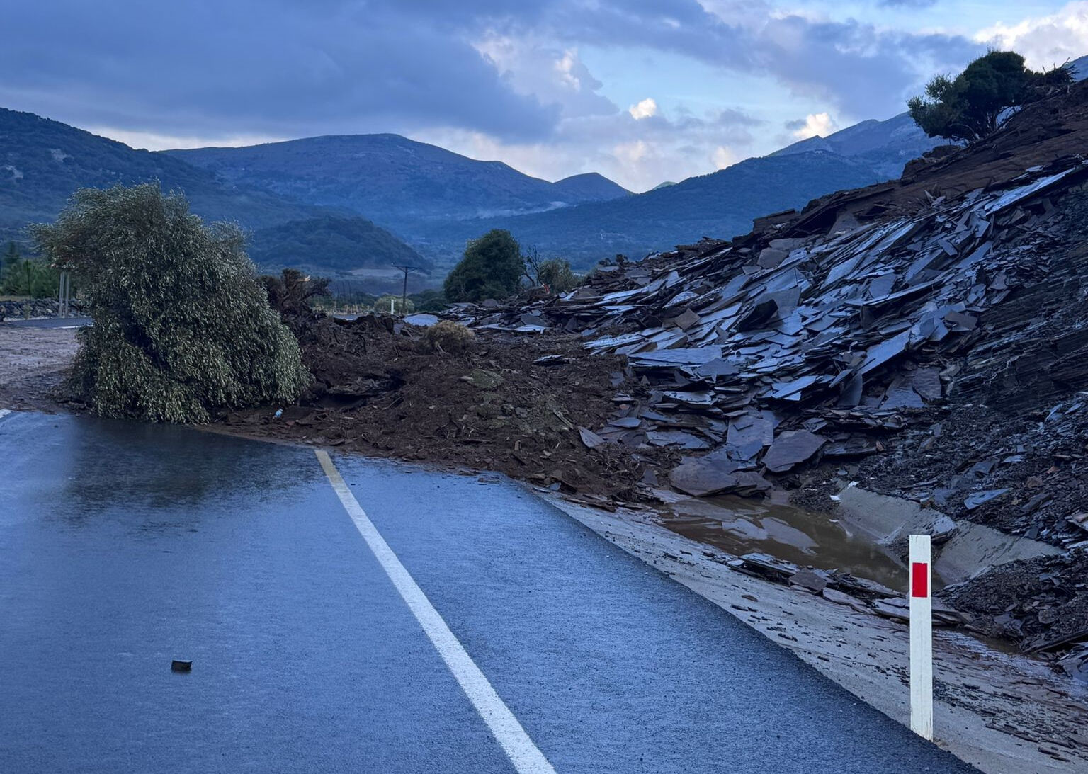 Gökçeada'yı sel bastı! Yollar kapandı: Ev ve iş yerleri sular altında kaldı - 2. Resim