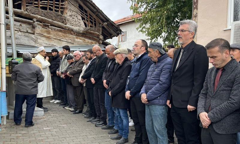 İşe giderken eski eşi katletmişti! 2 çocuk annesi İlknur Kertlez defnedildi - 3. Resim