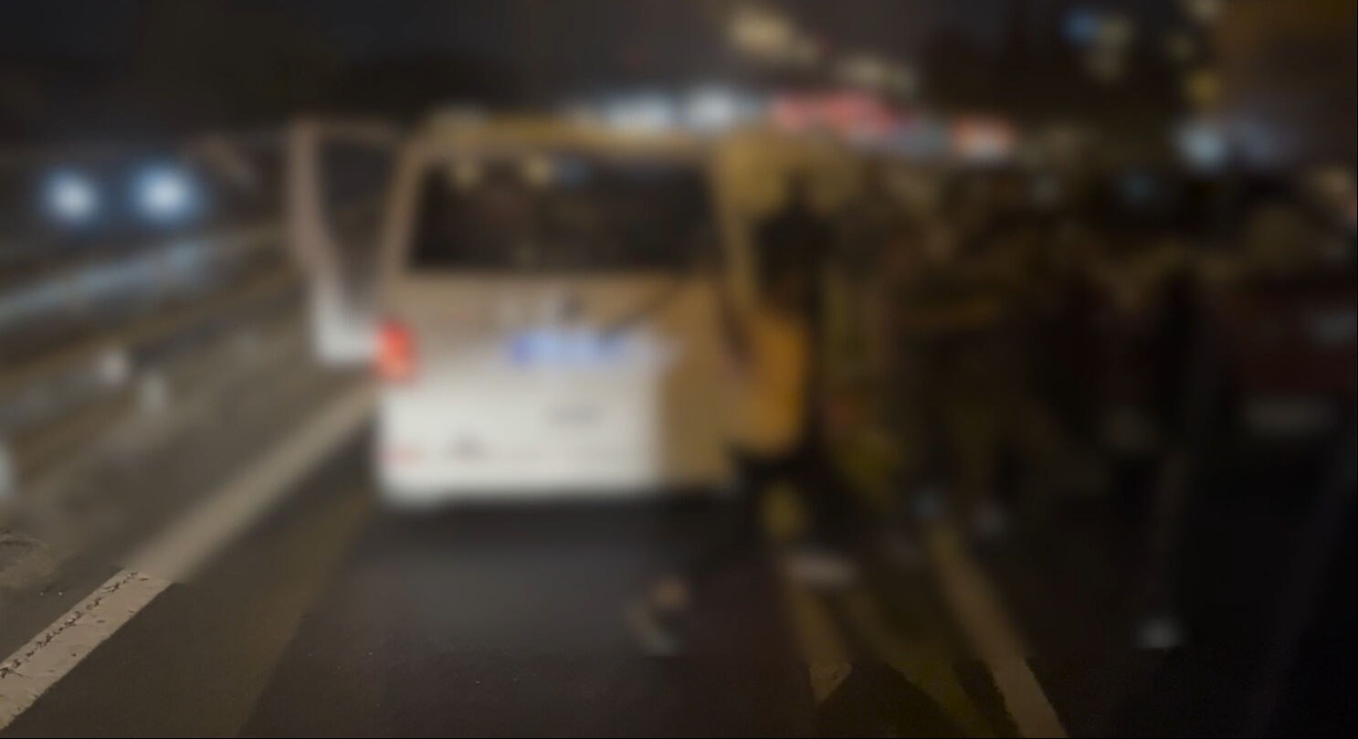 İstanbul'da elektrikli testereli ve sopalı kavga! Araçlardan inen iki grup birbirine girdi  İstanbul'da elektrikli testereli ve sopalı kavga! Araçlardan inen iki grup birbirine girdi  - 2. Resim