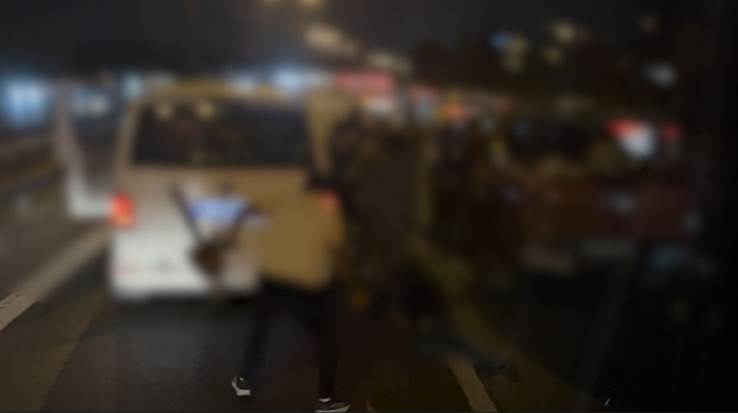 İstanbul'da elektrikli testereli ve sopalı kavga! Araçlardan inen iki grup birbirine girdi  İstanbul'da elektrikli testereli ve sopalı kavga! Araçlardan inen iki grup birbirine girdi  - 1. Resim