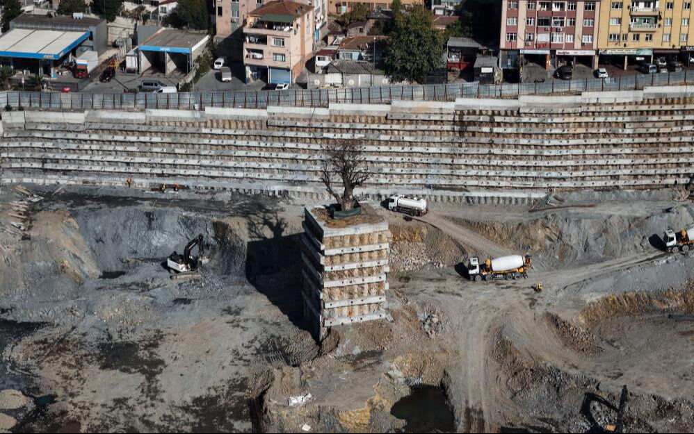 İstanbul'da merak uyandıran görüntü! Milyarlık projede ağaç katliamından tek o kurtuldu - 2. Resim