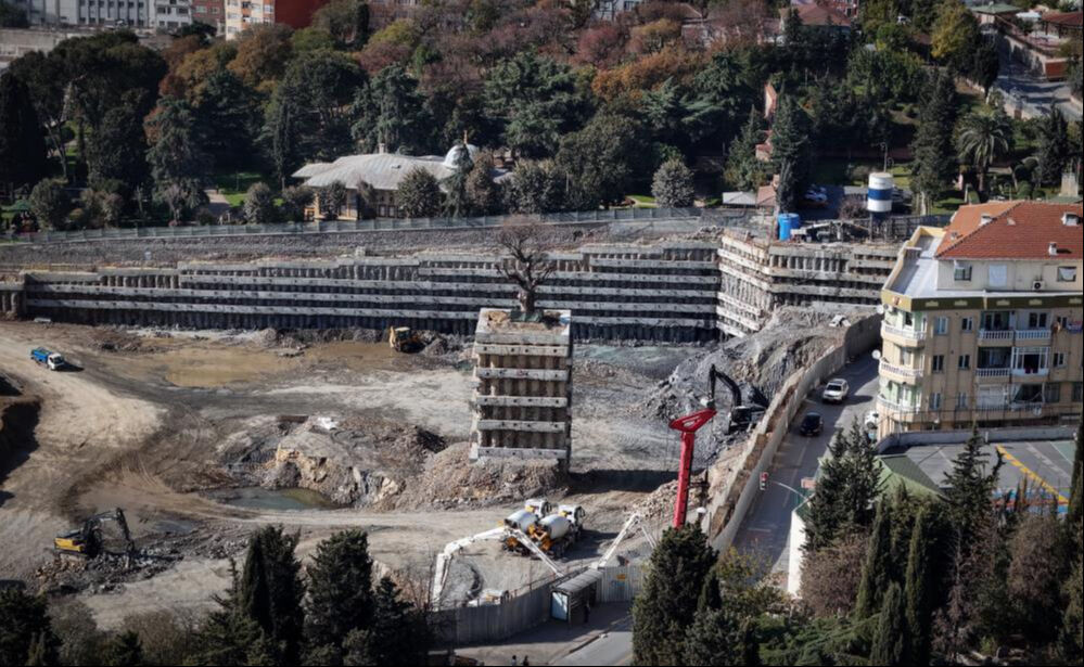 İstanbul'da merak uyandıran görüntü! Milyarlık projede ağaç katliamından tek o kurtuldu - 1. Resim