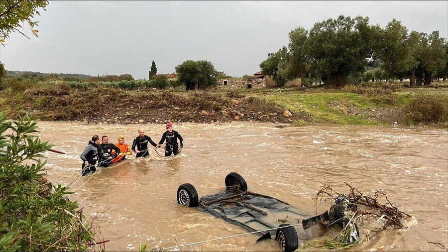 İzmir'i sağanak vurdu! Saatte 100 kilogram yağış düştü: 1 kişi kayıp - 4. Resim