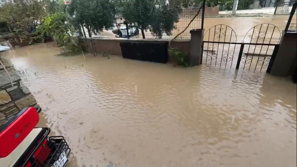 İzmir'i sağanak vurdu! Yollar göle döndü, evleri su bastı - 1. Resim