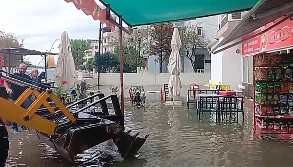 İzmir'i sağanak vurdu! Yollar göle döndü, evleri su bastı - 2. Resim