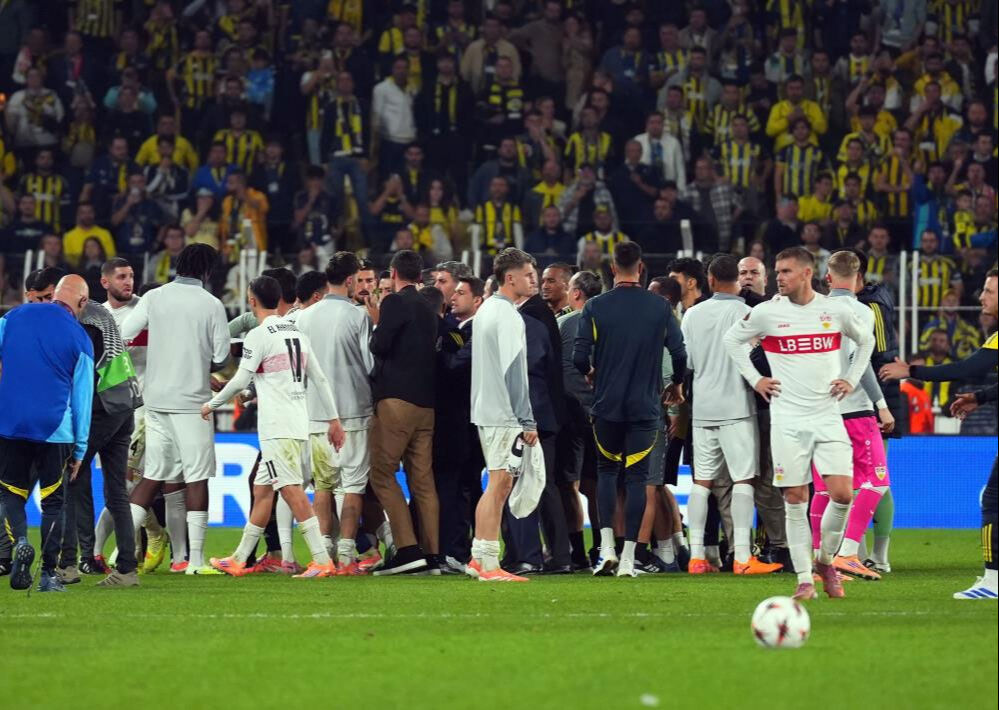 Kadıköy'de maç sonu saha karıştı: İsmail'den Deniz Undav'a olay hareket - 2. Resim