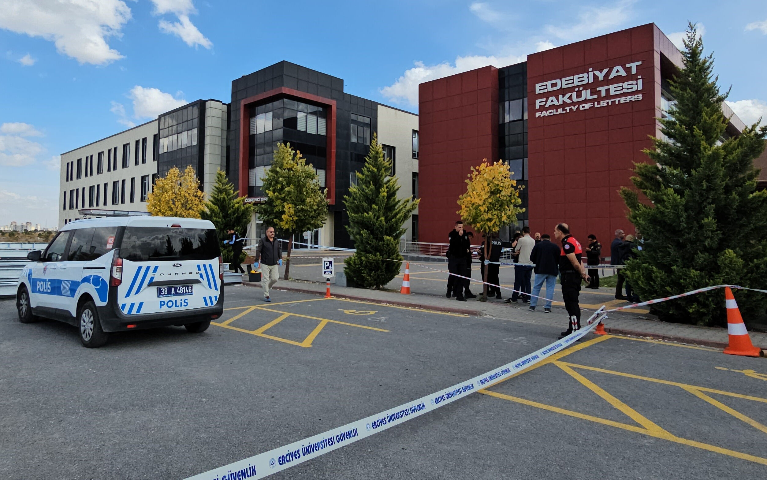 Kayseri'de üniversitede cinayet! 3 çocuk annesi kadın pompalı tüfekle vuruldu - 2. Resim