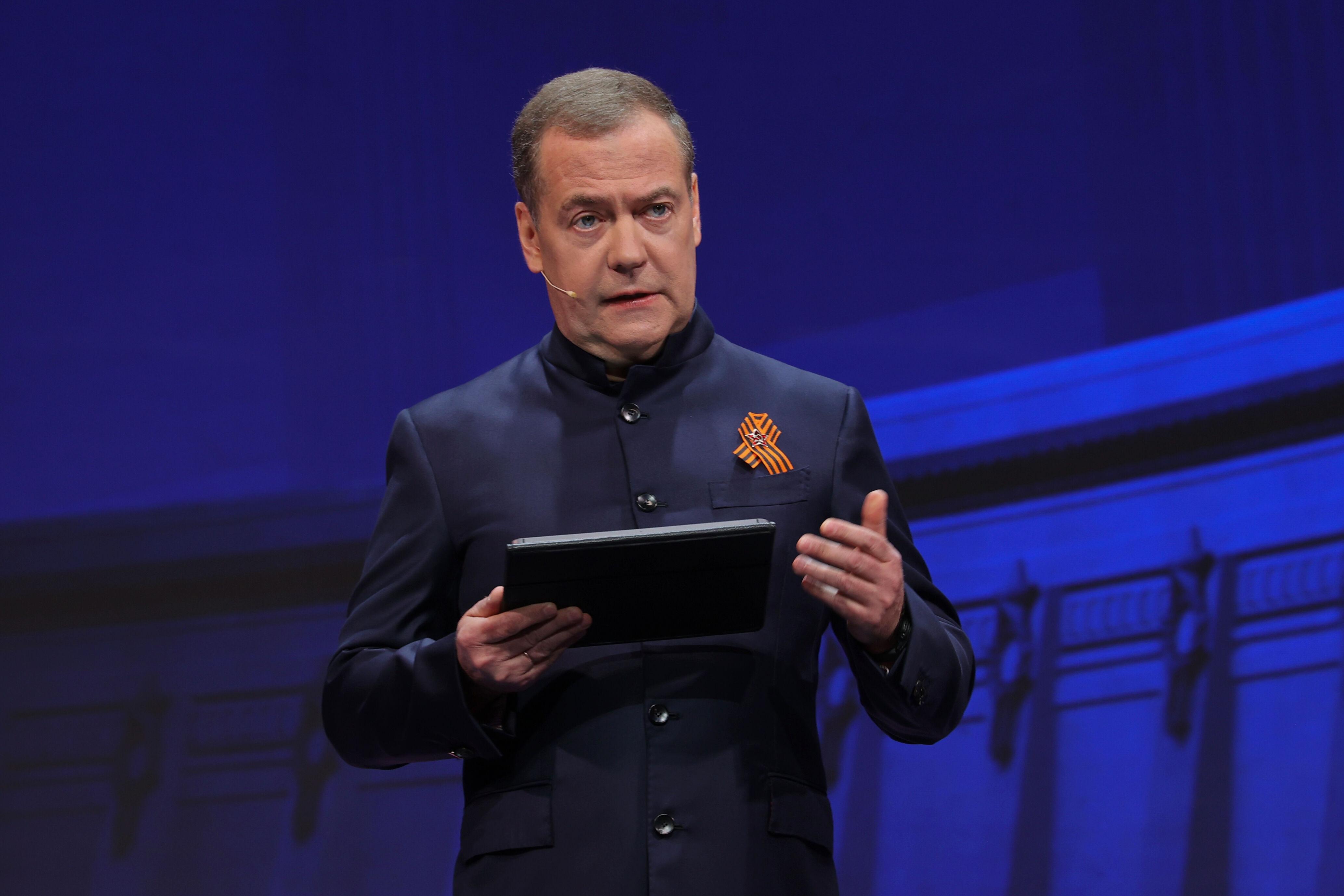 Medvedev Trump’a ateş püskürdü! 