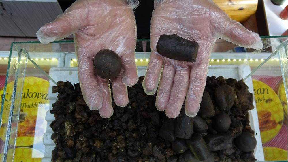 Pandemi sonrası propolise talep arttı: Onlarca hastalığa iyi geliyor, 50 gramı 1250 liradan alıcı buluyor! Pandemi sonrası propolise talep arttı: Onlarca hastalığa iyi geliyor, 50 gramı 1250 liradan alıcı buluyor! - 1. Resim