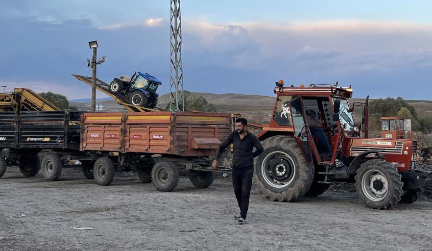 Soğuk gelmeden hasat yarışı! Karslı çiftçiler tarlada gece gündüz mesai yapıyor - 3. Resim