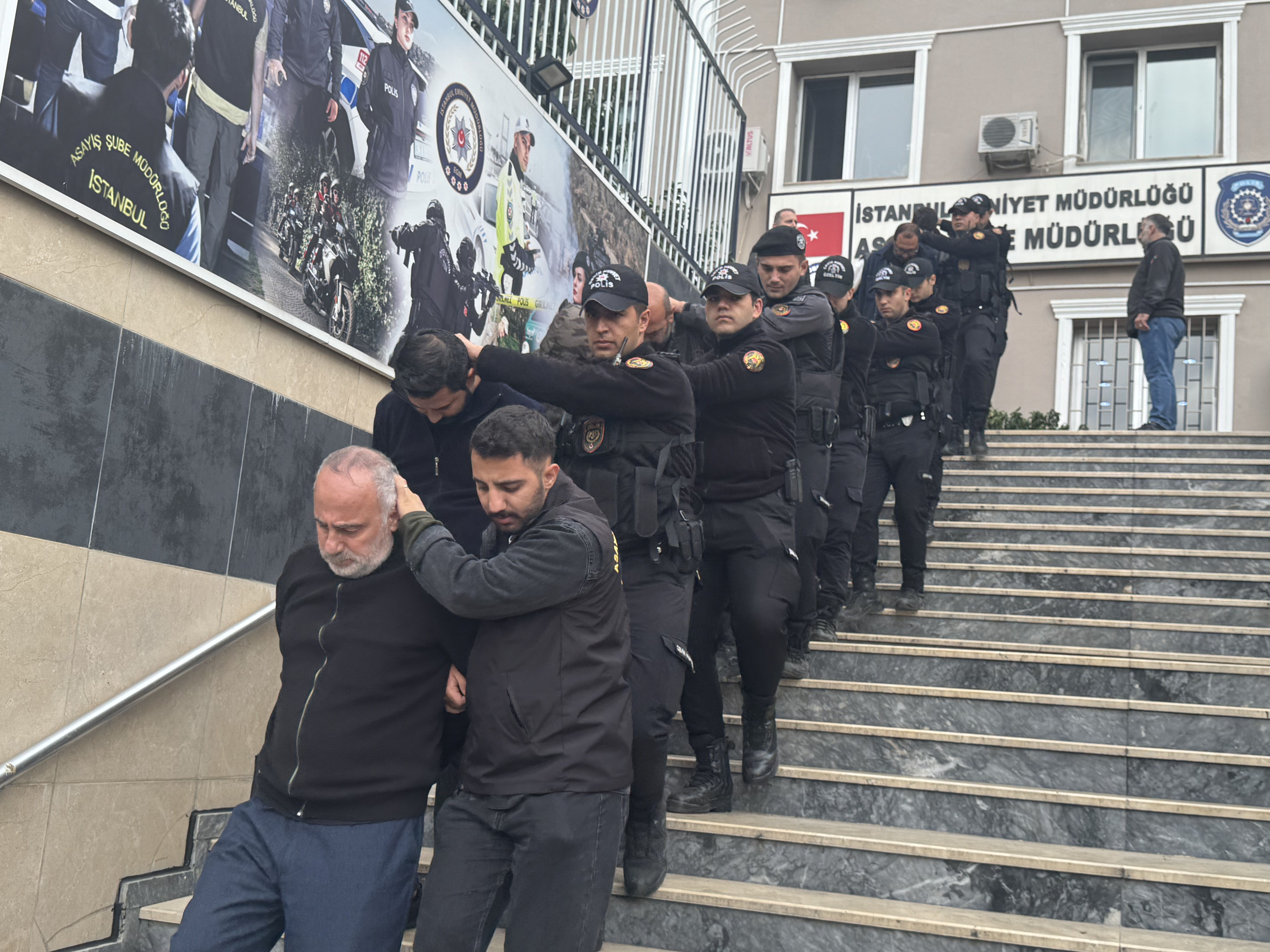 12 ilde "change" operasyonu! 74 zanlı yakalandı, araçlar sergilendi 12 ilde "change" operasyonu! 74 zanlı yakalandı, araçlar sergilendi - 1. Resim