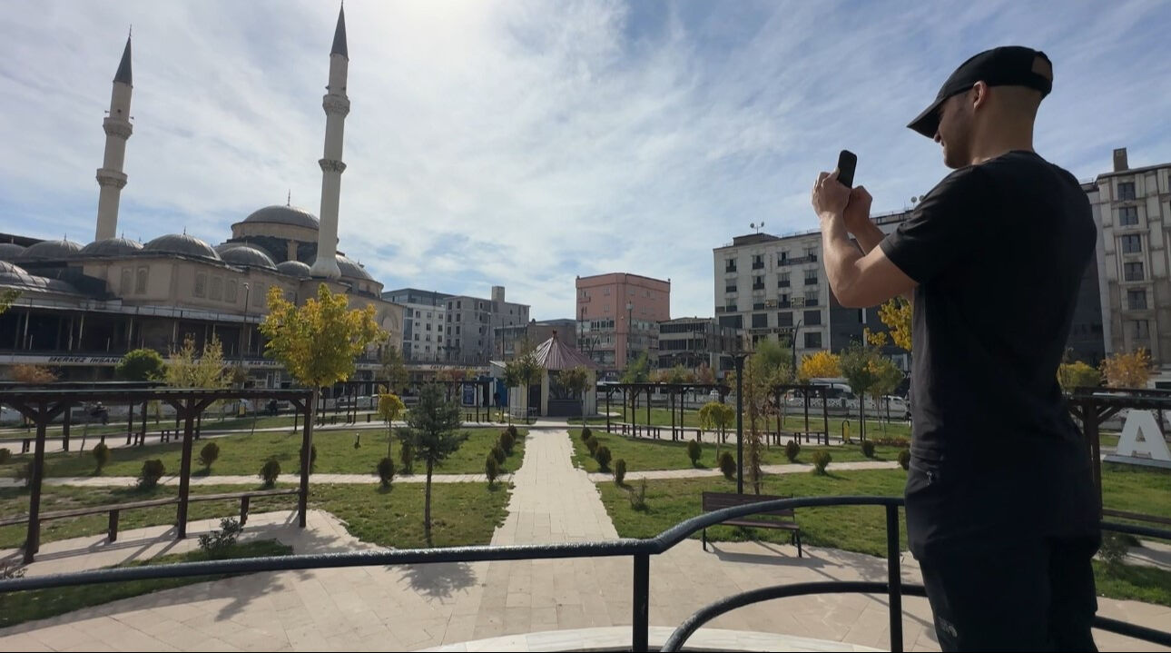 35 ülke gezen Amerikalı David Davis'in son durağı Yüksekova oldu - 1. Resim