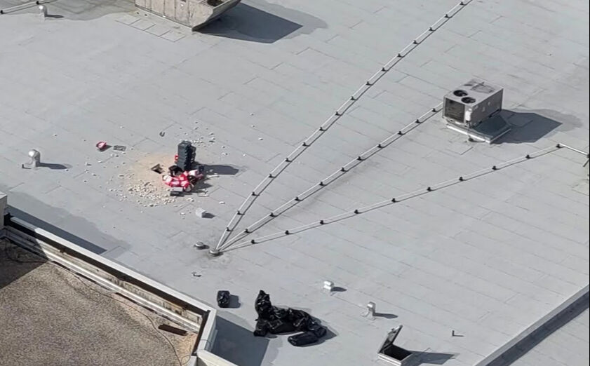 Alışveriş merkezinin çatısını delip 50 bin dolarlık spor ayakkabı çaldılar - 1. Resim