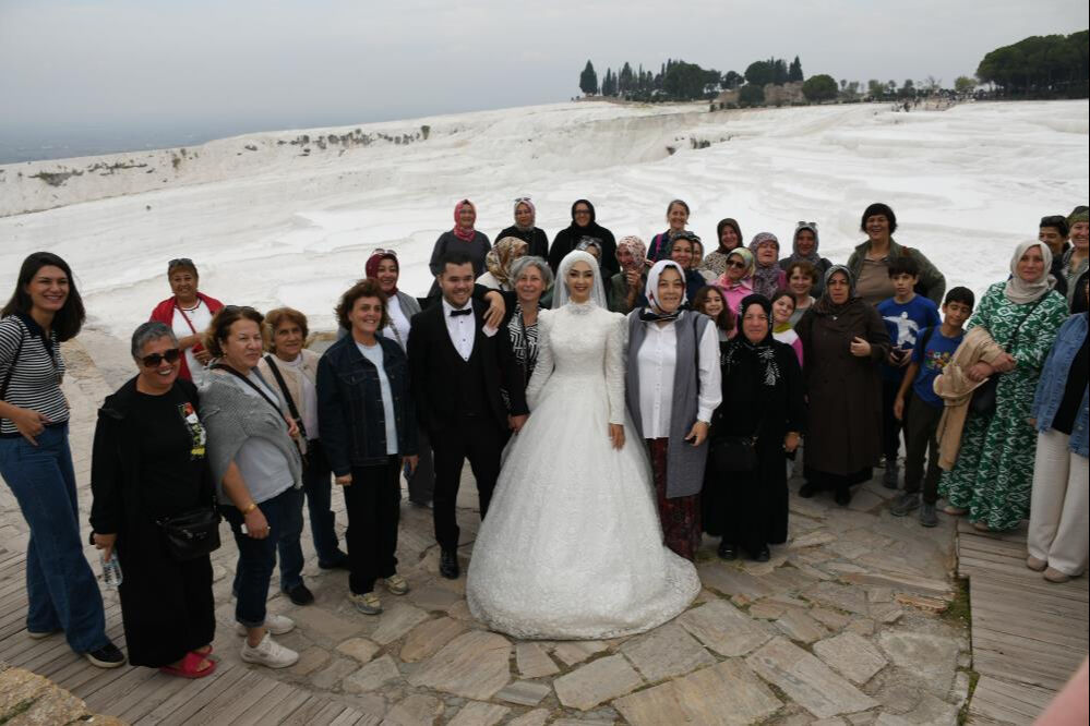 Bir daha gelinlik giymek isteyen eşini kırmadı! Turistler yeni evli sanıp, takı kuyruğu oluşturdu - 1. Resim