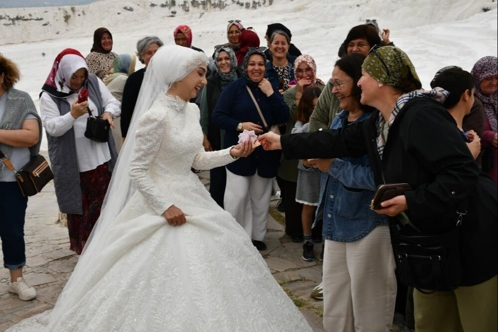 Bir daha gelinlik giymek isteyen eşini kırmadı! Turistler yeni evli sanıp, takı kuyruğu oluşturdu - 2. Resim