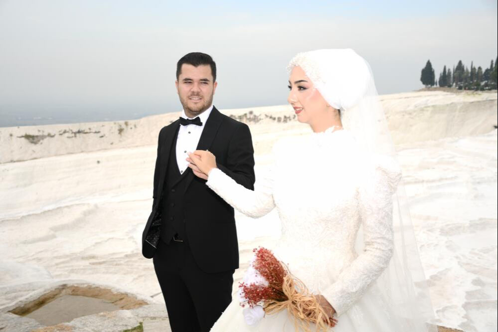 Bir daha gelinlik giymek isteyen eşini kırmadı! Turistler yeni evli sanıp, takı kuyruğu oluşturdu - 4. Resim