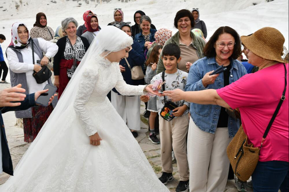 Bir daha gelinlik giymek isteyen eşini kırmadı! Turistler yeni evli sanıp, takı kuyruğu oluşturdu - 3. Resim