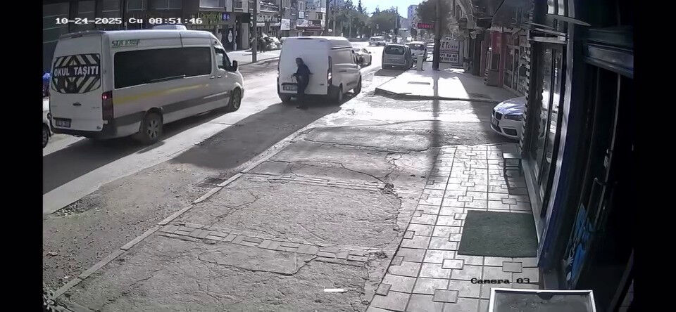 Bursa'da görünmez kaza! Geri manevra yaparken yayayı ezdi - 1. Resim