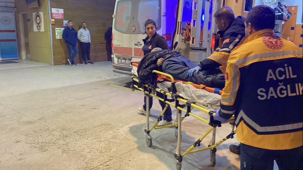 Bursa'da kaza! Yolun karşına geçen adama halk otobüsü çarptı - 1. Resim