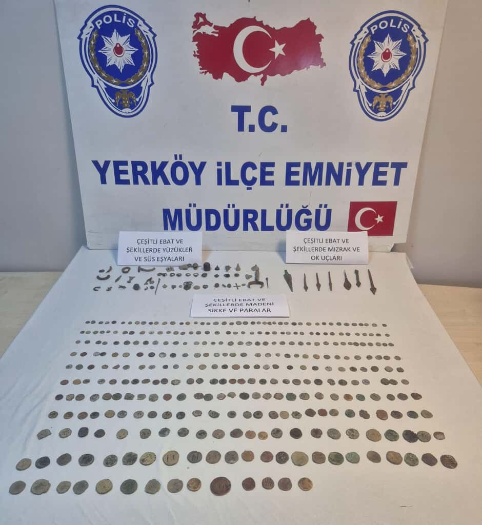 Evini define deposuna çevirmiş! 384 parça ele geçirildi Evini define deposuna çevirmiş! 384 parça ele geçirildi - 1. Resim