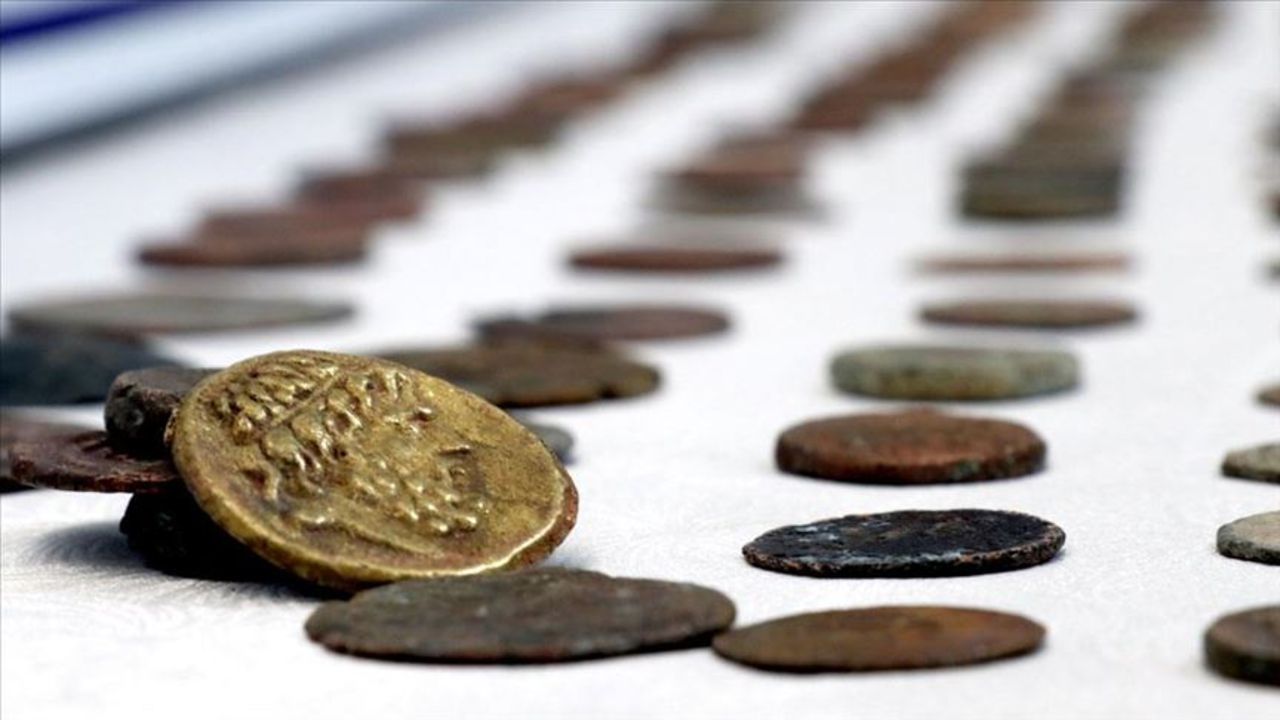 Evini define deposuna çevirmiş! 384 parça ele geçirildi Evini define deposuna çevirmiş! 384 parça ele geçirildi