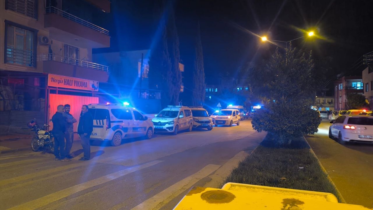 İki grup arasındaki kavgada 1'i polis 4 kişi yaralandı İki grup arasındaki kavgada 1'i polis 4 kişi yaralandı