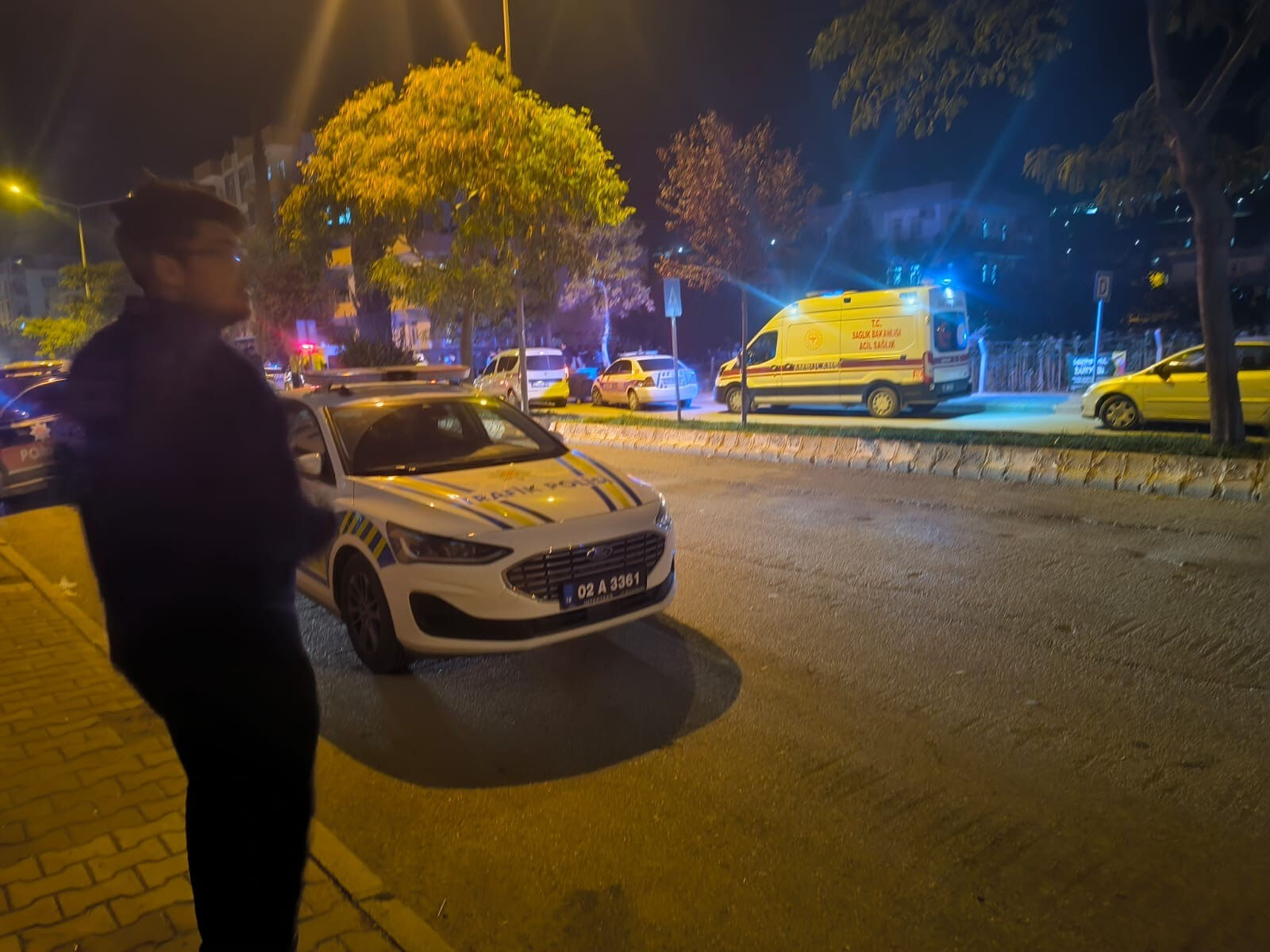 İki grup arasındaki kavgada 1'i polis 4 kişi yaralandı İki grup arasındaki kavgada 1'i polis 4 kişi yaralandı - 1. Resim