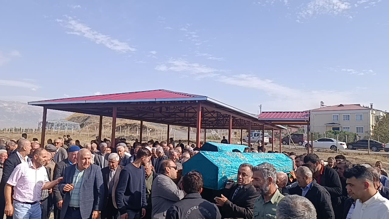 Kahramanmaraş'ta gözyaşları sel oldu! Vahşetin ardından ana kız yan yana defnedildi Kahramanmaraş'ta gözyaşları sel oldu! Vahşetin ardından ana kız yan yana defnedildi - 2. Resim