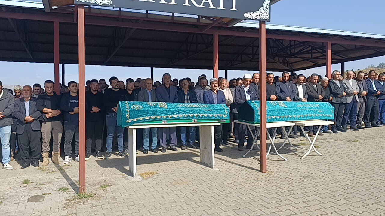 Kahramanmaraş'ta gözyaşları sel oldu! Vahşetin ardından ana kız yan yana defnedildi Kahramanmaraş'ta gözyaşları sel oldu! Vahşetin ardından ana kız yan yana defnedildi - 1. Resim