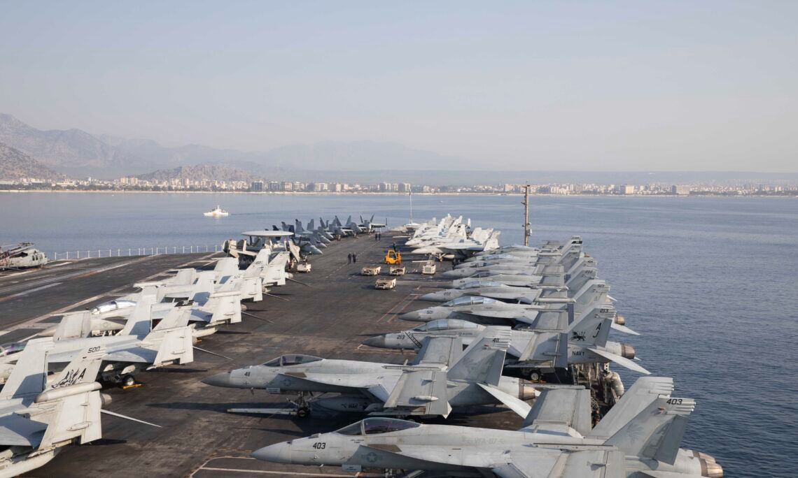 Karayipler'de adım adım savaşa doğru! ABD uçak gemisi konuşlandırdı - 2. Resim