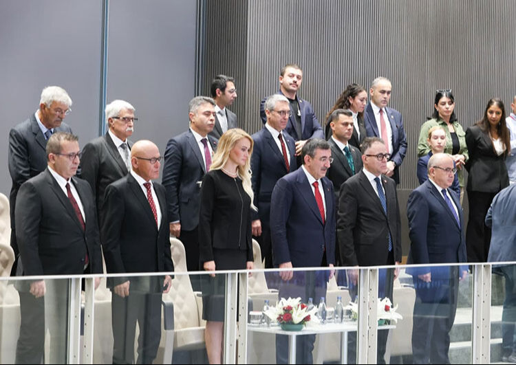 KKTC'nin yeni Cumhurbaşkanı Erhürman, Meclis'teki törende ant içti KKTC'nin yeni Cumhurbaşkanı Erhürman, Meclis'teki törende ant içti - 3. Resim