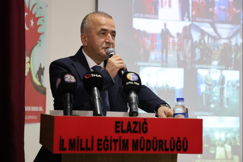 Öğrencinin bilek güreşi davetine Vali'den güldüren cevap: Karizmayı çizdirmeyelim Öğrencinin bilek güreşi davetine Vali'den güldüren cevap: Karizmayı çizdirmeyelim - 3. Resim