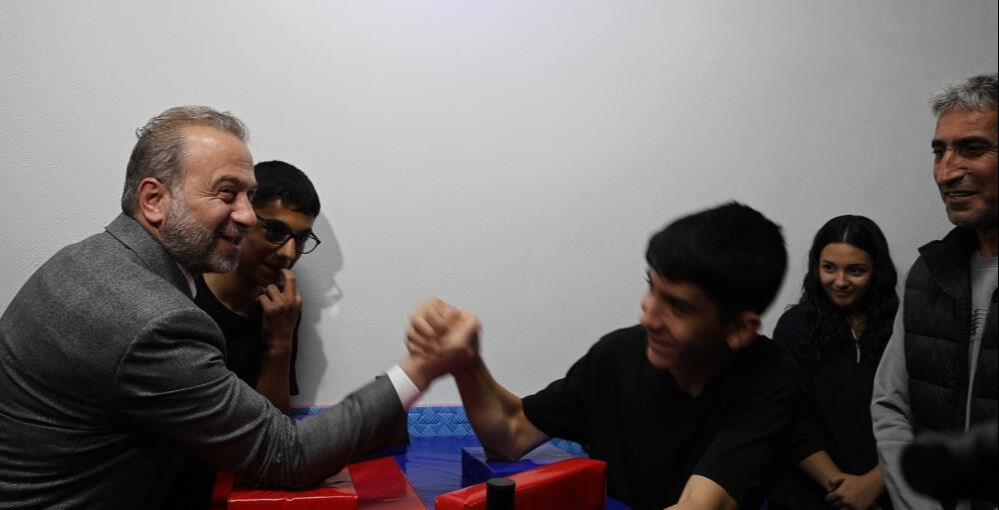 Öğrencinin bilek güreşi davetine Vali'den güldüren cevap: Karizmayı çizdirmeyelim - 2. Resim