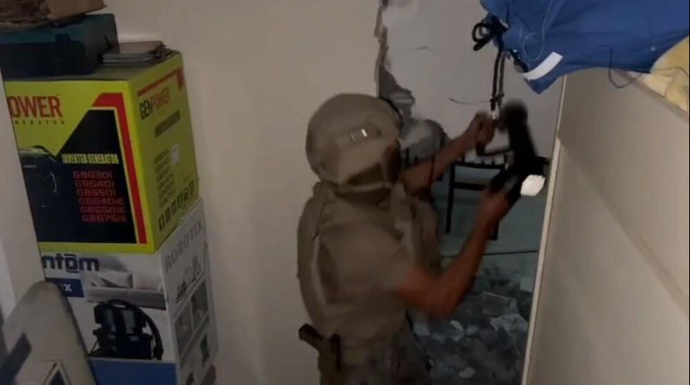 Polis baskınında ilgin&ccedil; anlar: Duvarla &ouml;r&uuml;len gizli b&ouml;lmedeki dolaptan 2 kişi &ccedil;ıktı - 2. Resim