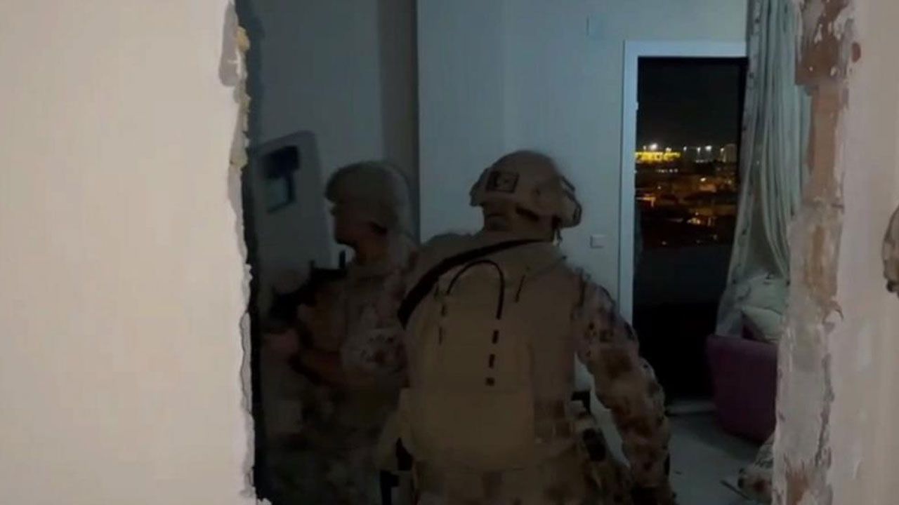Polis baskınında ilginç anlar: Duvarla örülen gizli bölmedeki dolaptan 2 kişi çıktı Polis baskınında ilginç anlar: Duvarla örülen gizli bölmedeki dolaptan 2 kişi çıktı