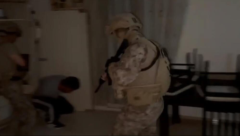 Polis baskınında ilgin&ccedil; anlar: Duvarla &ouml;r&uuml;len gizli b&ouml;lmedeki dolaptan 2 kişi &ccedil;ıktı - 1. Resim