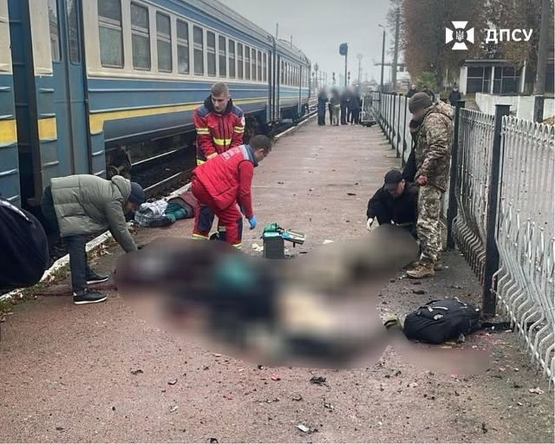 Tren istasyonuna bombalı saldırı! Ukrayna'da çok sayıda ölü ve yaralı var Tren istasyonuna bombalı saldırı! Ukrayna'da çok sayıda ölü ve yaralı var - 1. Resim