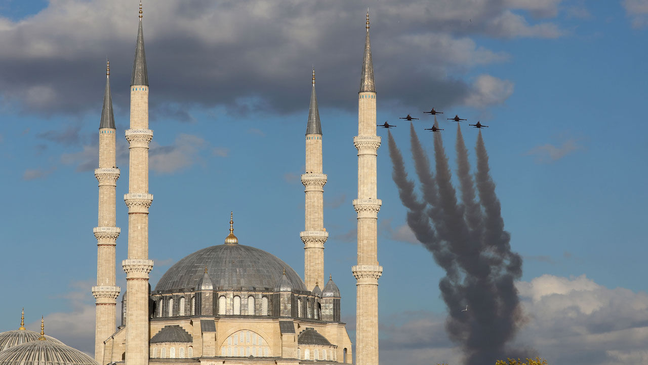 Türk Yıldızları Edirne'de uçtu, görenler mest etti! Asıl gösteri pazar günü - 1. Resim