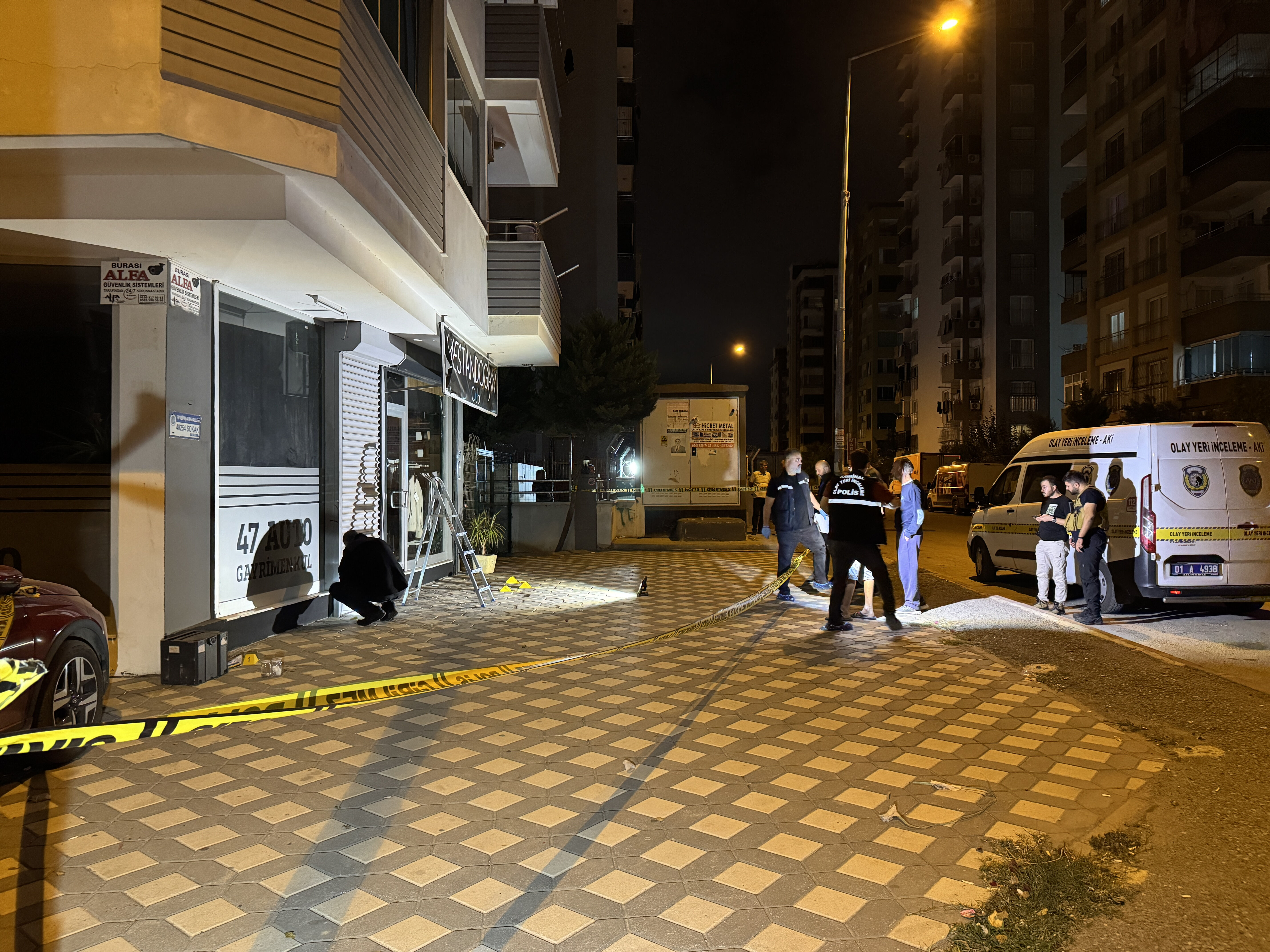 Adana'da hareketli gece! İş yerine el yapımı patlayıcı atıldı Adana'da hareketli gece! İş yerine el yapımı patlayıcı atıldı - 1. Resim
